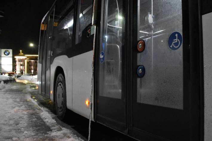 In Davos GR hat sich ein Unfall zwischen einer Seniorin und einem Linienbus ereignet.