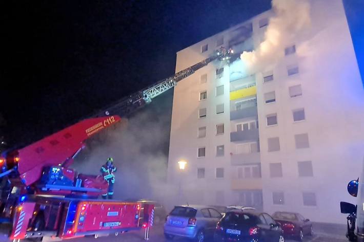 Bei Eintreffen der ersten Kräfte stand die Wohnung in Frankenthal bereits im Vollbrand, die Flammen schlugen aus dem Balkon der Wohnung heraus und der Brand drohte auf die darüberliegenden Stockwerke überzugreifen