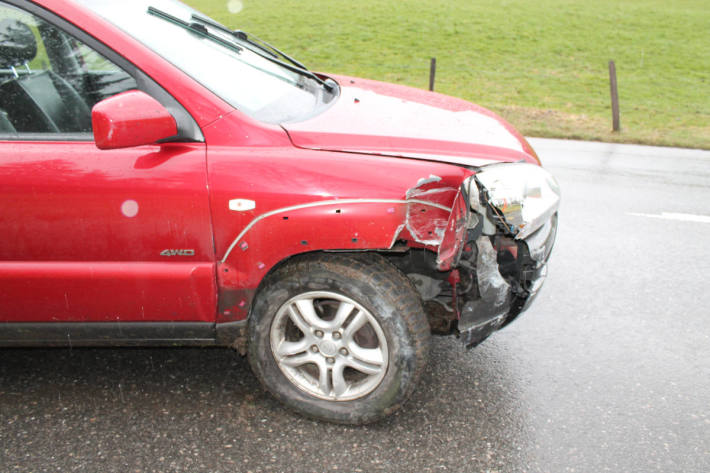 Beschädigtes Unfallfahrzeug in Unterschlatt bei Haslen