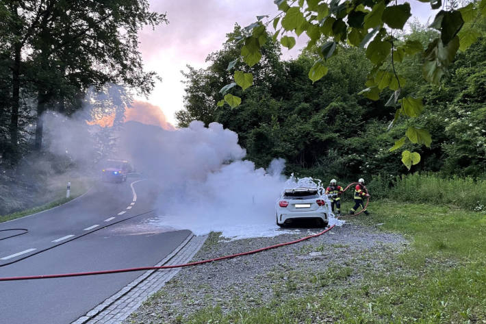 Auto während der Fahrt in Brand geraten in Morschach