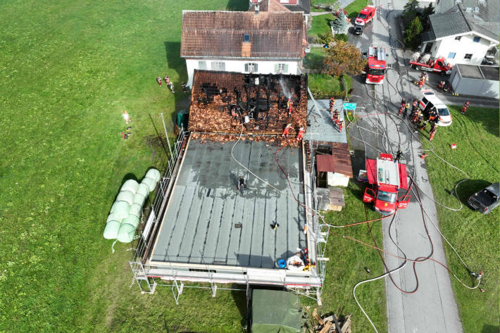 Dachdeckerarbeiten lösten den Brand in der Gewerbeliegenschaft aus.