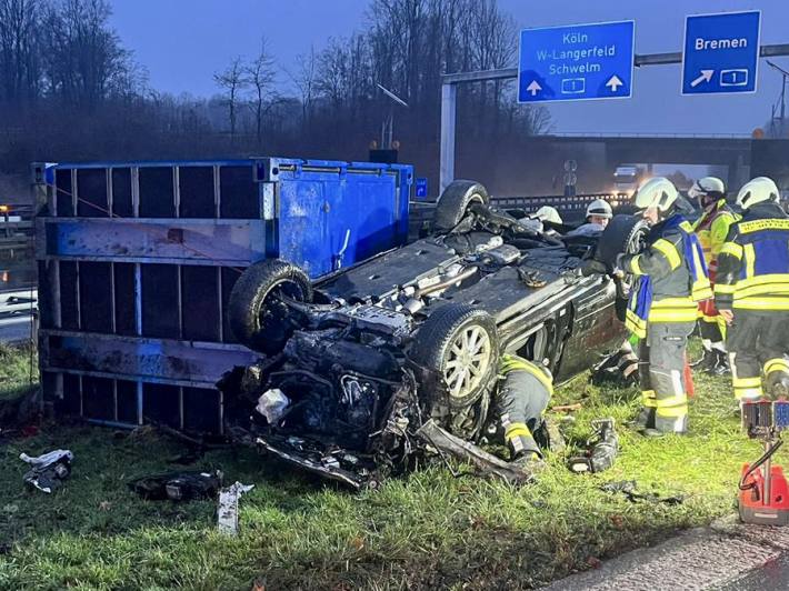 Fahrzeug auf der A43 überschlagen – Person eingeklemmt