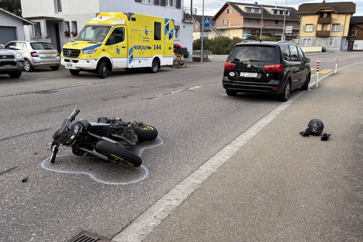 Das Motorrad fuhr auf den bremsenden Pkw auf.