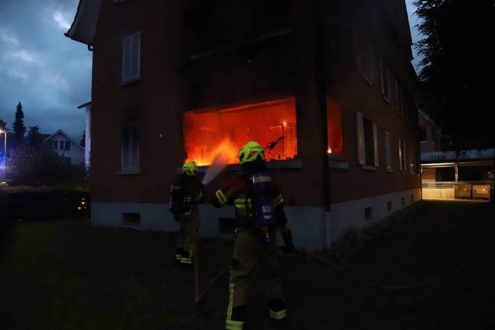 Balkon einer Wohnung in Zug in Vollbrand