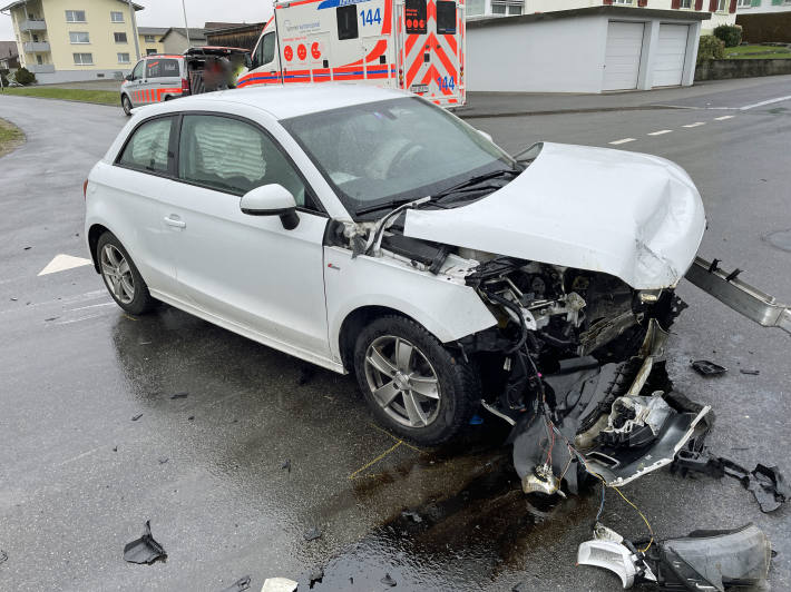 Kollision zwischen zwei Autos – eine Person im Spital