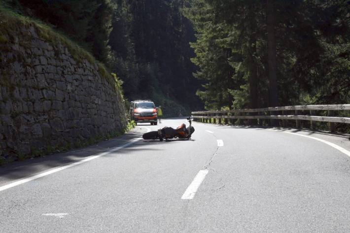 In Andeer GR hat sich gestern ein junger Motorradfahrer bei einem Unfall schwer verletzt.