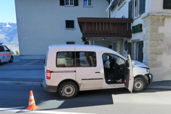 Mit Lieferwagen in Hauswand gekracht