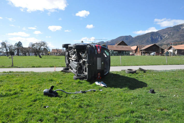 Auf der Seite liegendes Unfallfahrzeug