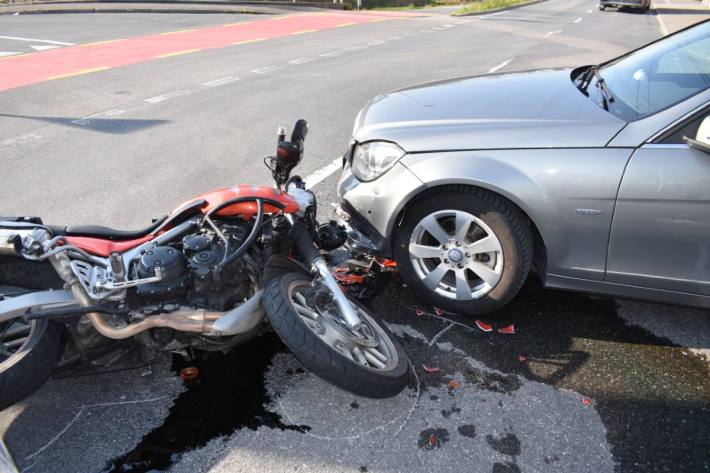 Der Motorradlenker verletzte sich.