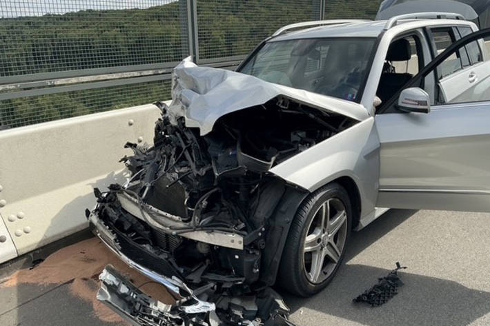 Beide Insassen des Fahrzeuges mussten von der Feuerwehr befreit werden.