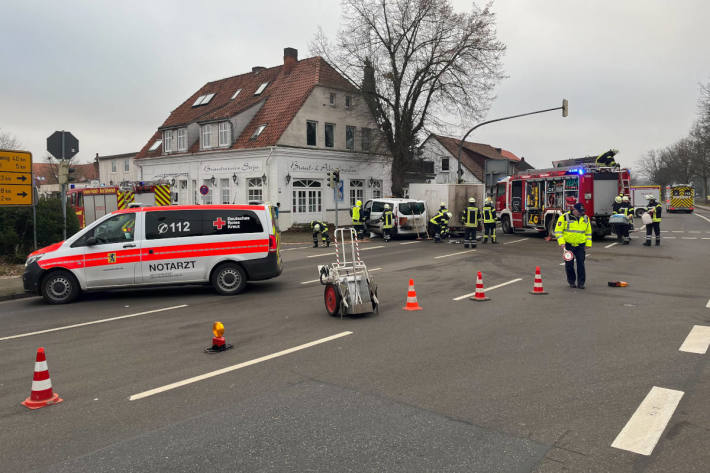 Vier Verletzte nach schwerem Verkehrsunfall