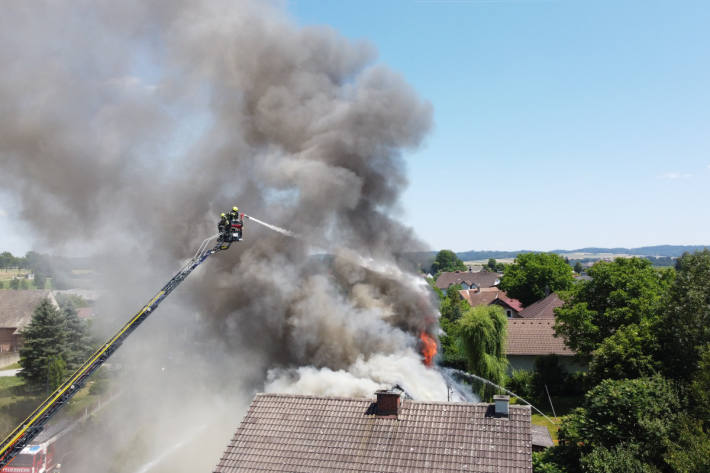 Die Feuerwehrsleute konnten ein Übergreifen auf das Nachbarshaus verhindern.