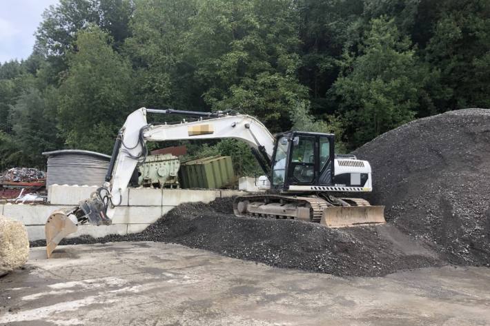 In St. Margrethen SG haben Diebe aus diesem Bagger das Benzin abgepumpt.