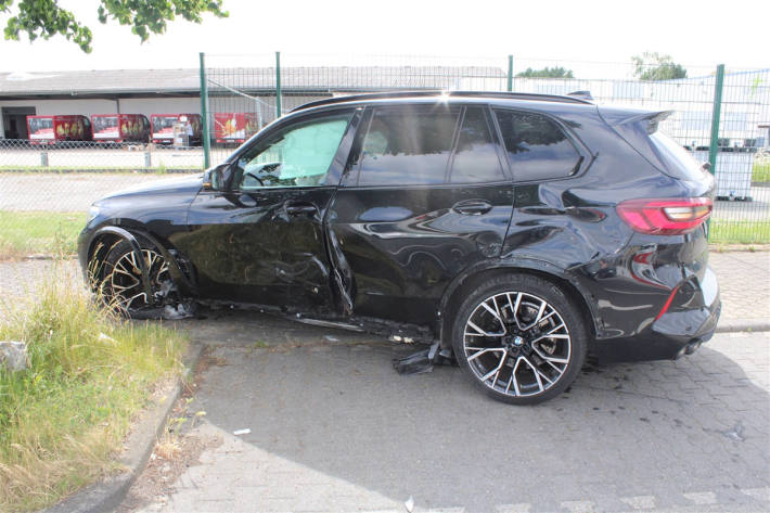 Mit Auto gegen Baum geschleudert in Düren