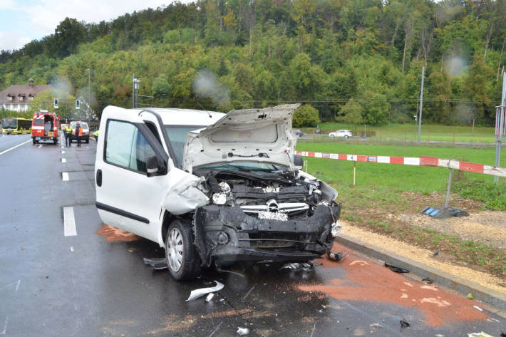 Kollision zwischen Linienbus und Personenwagen