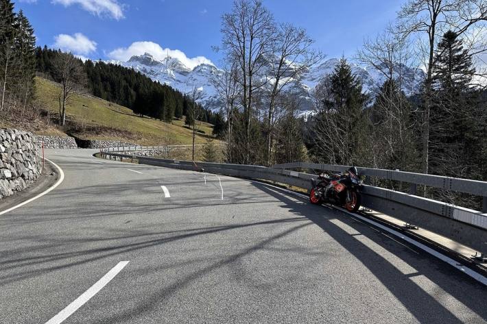 Am Motorrad und an der Leitplanke entstand ein Sachschaden