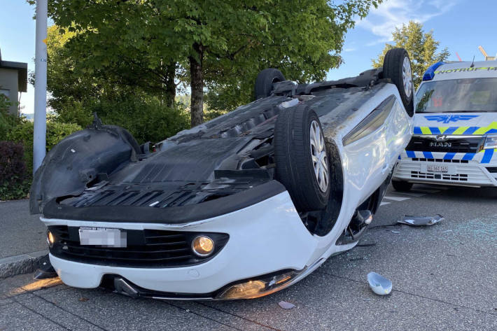 In stehendes Auto gekracht und sich überschlagen