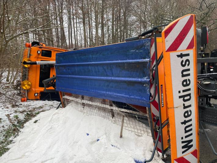 Umgestürztes Streufahrzeug auf der A44