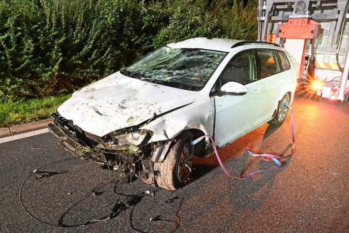 Das Auto prallte in den Dämpfer bei der Autobahnausfahrt Dagmersellen.