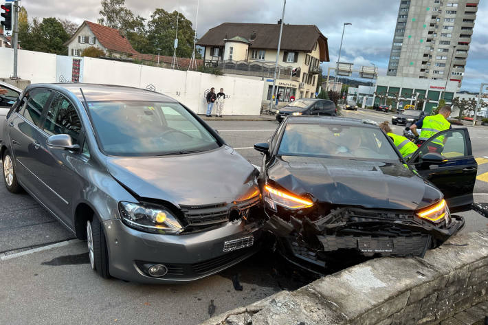 Zwei Personen wurden bei dem Unfall verletzt