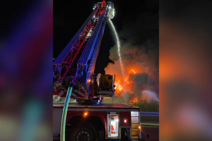 Feuer auf Schrottplatz