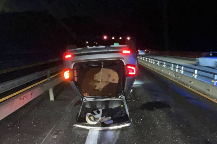 Das Auto landete nach der Kollision auf dem Dach