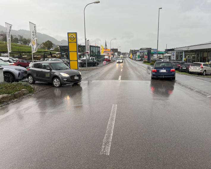 Eine Auto wurde durch den Aufprall geschleudert und kollidierte mit einem weiteren Fahrzeug.