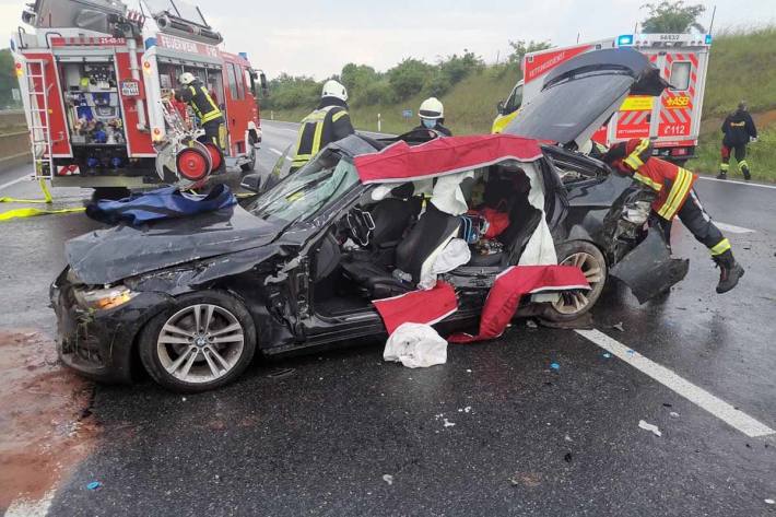 Der Fahrer wurde eingeklemmt und vermutlich schwer verletzt