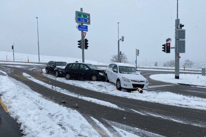 Auch bei dieser Kollision kam zu einem Unfall, nachdem ein Auto ins Rutschen kam.