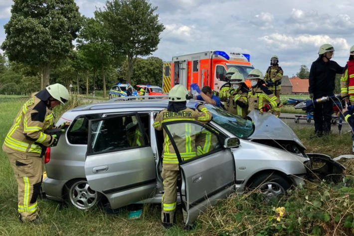 Die Autofahrerin ist frontal mit einem Baum kollidiert