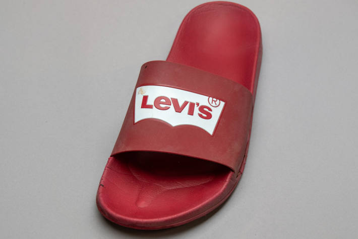 Wer kann Angaben zu diesem Schuh geben?