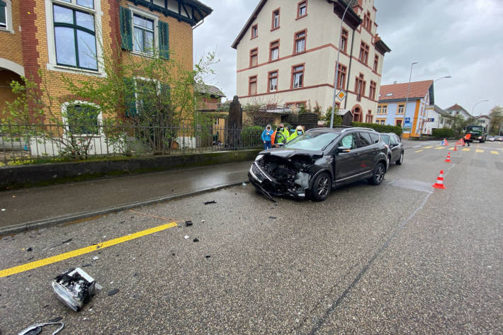 Kollision zwischen drei Personenwagen