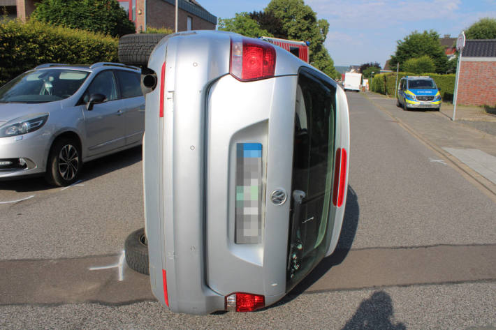 20-Jähriger kippt mit Auto auf die Seite