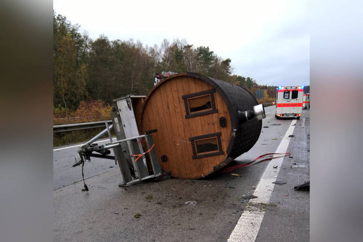 Überholvorgang auf der A62 führt zu vier verletzten Personen und hohem Sachschaden