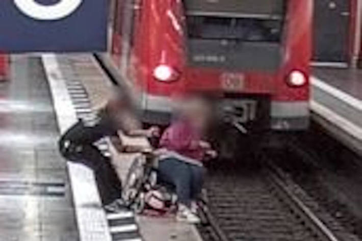 Rettung der im Rollstuhl sitzenden Frau am Münchner Hauptbahnhof