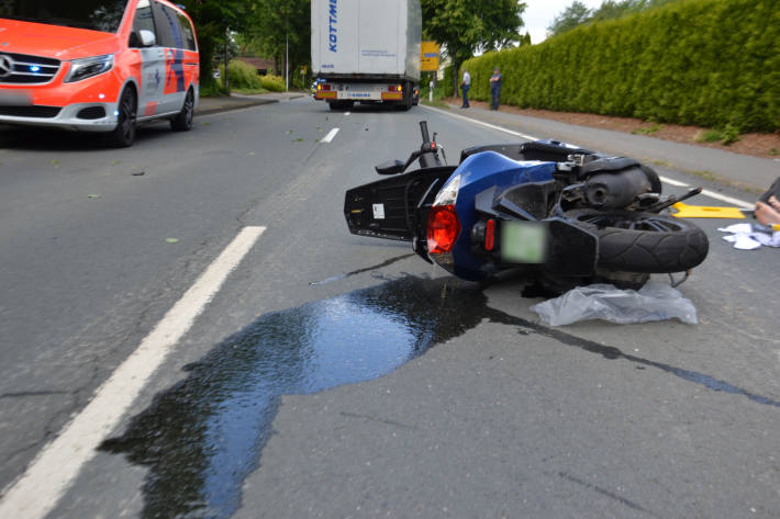 Rollerfahrer bei Kollision mit LKW schwer verletzt in Vlotho