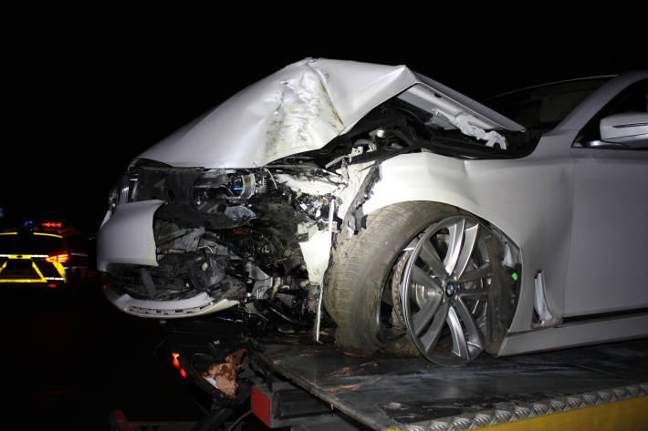 Fahranfänger verliert Kontrolle - BMW kracht gegen Baum
