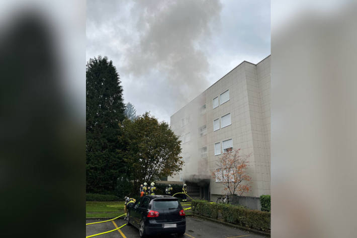 Brand im Keller eines Mehrfamilienhauses führt zu starker Rauchentwicklung