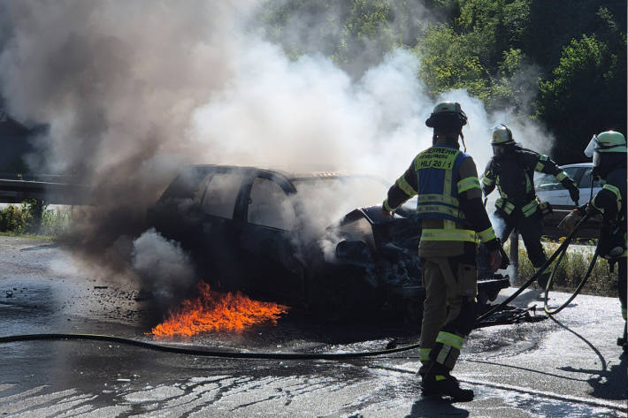 Der Fahrer konnte sich glücklicherweise selbst aus dem Auto befreien.