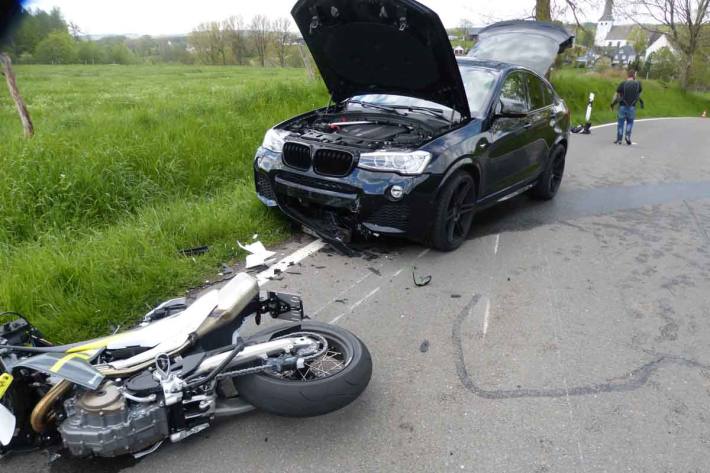 Schwere Verletzungen hat ein Motorradfahrer davongetragen, der  in Radevormwald-Remlingrade gestürzt