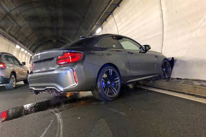 Beim Beschleunigen hat der Fahrer die Kontrolle über den BMW verloren.