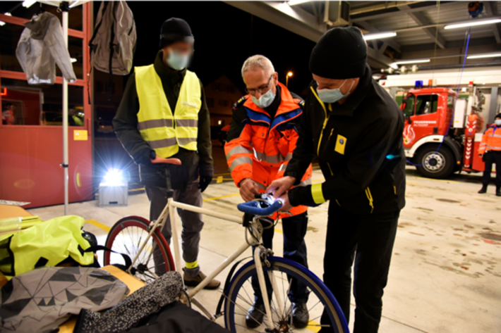 Velofahrende werden im Verkehr erst spät gesehen, weshalb es oftmals zu gefährlichen Situationen kommt