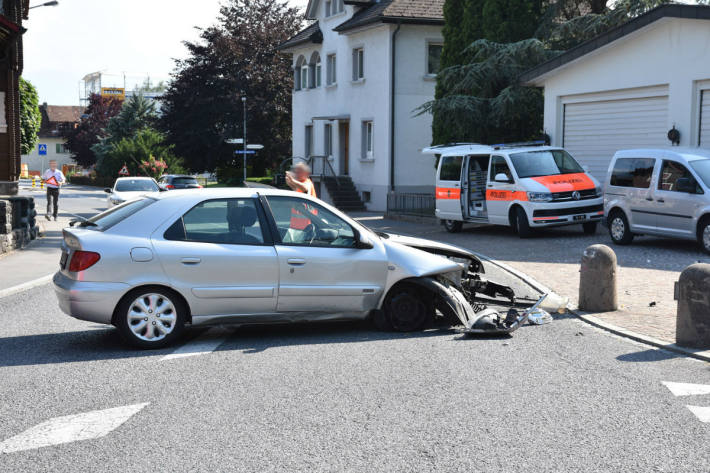 Der Autofahrer prallte in Eschen in einen Steinpoller.
