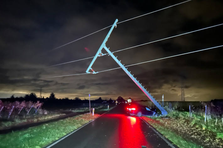 Ausgerechnet den freistehenden Strommast traf der Pkw.