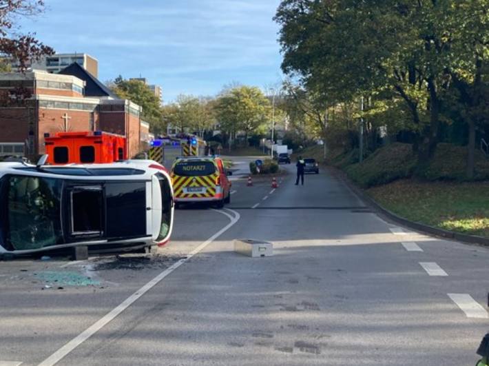 Unfall mit zwei schwer verletzten Personen und Unfallflucht