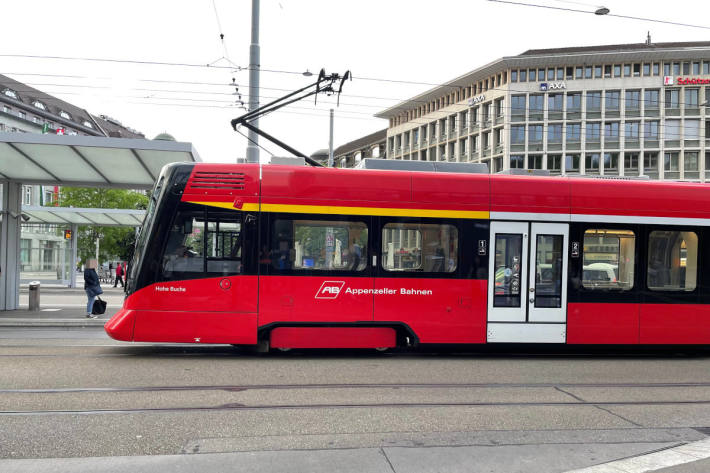 Strassenbahn touchiert 16-jährige Fussgängerin in St. Gallen