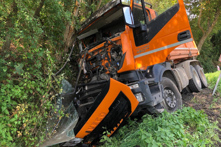 LKW kommt von Straße ab und kollidiert mit mehreren Bäumen