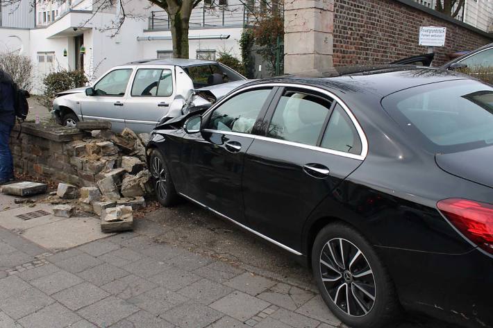 Zwei Pkw nach Unfall in Steinmauer in Bergisch Gladbach