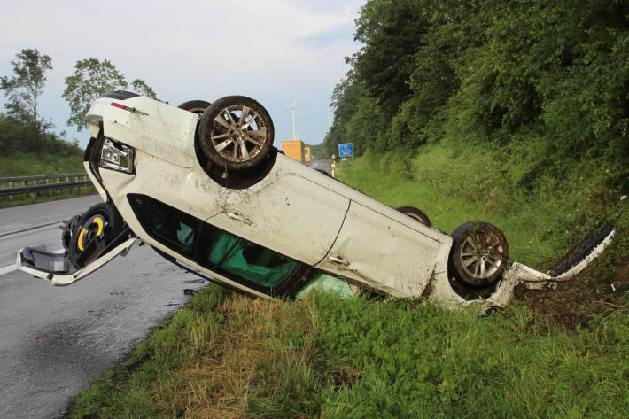 Auf dem Dach gelandeter Skoda Octavia auf der A44 bei Büren