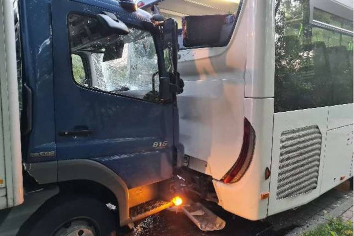 Auf Schulbus aufgefahren – 11 Verletzte